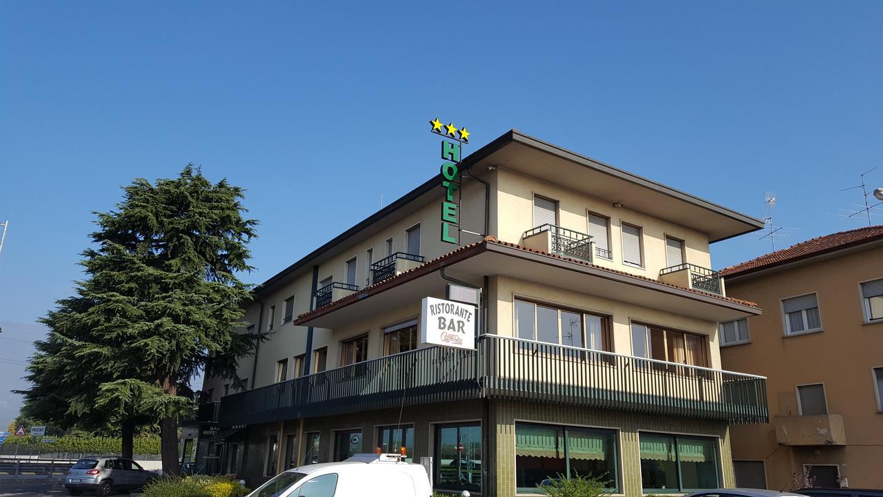 Hotel Dei Pini Medolago Exterior foto